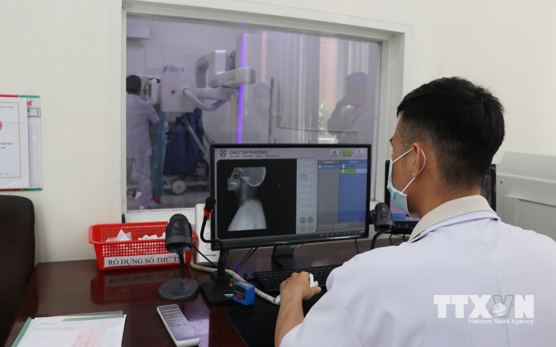 Các bác sĩ theo dõi kết quả chụp CT nhằm phát hiện sớm bệnh cho bệnh nhân. (Ảnh: Lê Xuân/TTXVN)